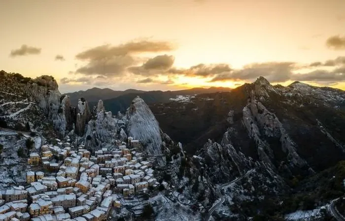 Framed Print : Drone view of Castelmezzano at sunrise in winter Framed Print : Drone view of Castelmezzano at sunrise in winter