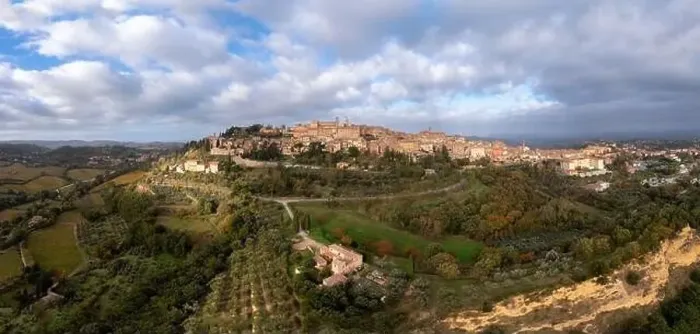 Framed Print : A drone view of the Tuscan hilltop village and wine capital of Montepulciano Framed Print : A drone view of the Tuscan hilltop village and wine capital of Montepulciano