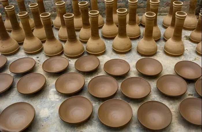 Framed Print : Earthen pots left for sundry at a workshop in the outskirts of Srinagar Framed Print : Earthen pots left for sundry at a workshop in the outskirts of Srinagar