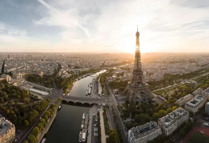 Framed Print : Eiffel Tower and River Seine at dawn, Paris, Île-de-France, France, Europe Framed Print : Eiffel Tower and River Seine at dawn, Paris, Île-de-France, France, Europe