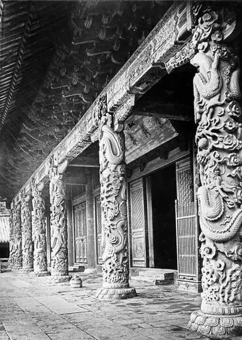 Framed Print : Ein Säulengang in einem Tempel Palast in Peking Framed Print : Ein Säulengang in einem Tempel Palast in Peking