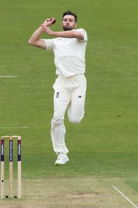 Framed Print : England's Mark Wood bowls Framed Print : England's Mark Wood bowls