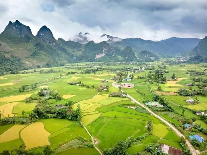Framed Print : Enjoy a panoramic view of ripe rice fields from above in Cao Bang province, Vietnam