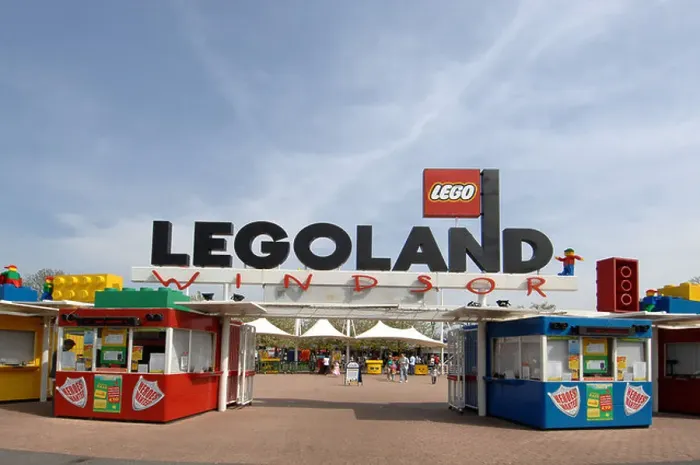 Framed Print : The entrance to Legoland amusement park, Windsor, Berkshire Framed Print : The entrance to Legoland amusement park, Windsor, Berkshire