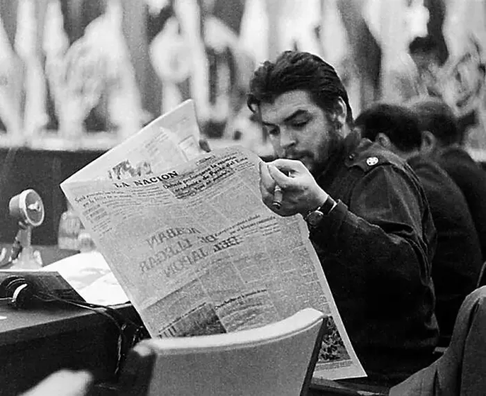 Framed Print : Ernesto Che Guevara reading La Nacion newspaper Framed Print : Ernesto Che Guevara reading La Nacion newspaper