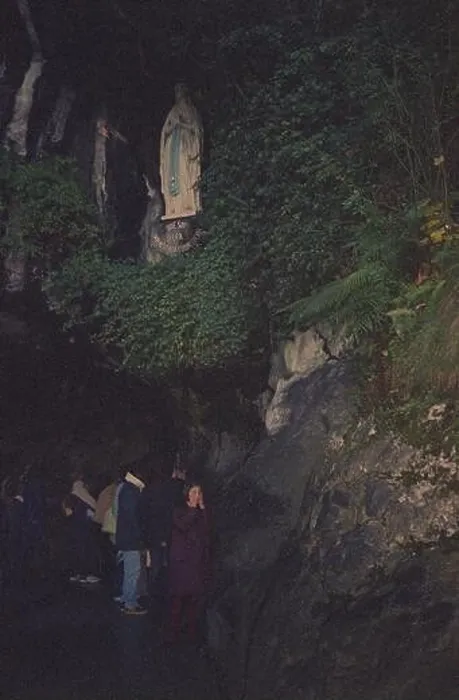Framed Print : ESTATUA DE LA VIRGEN DE LOURDES EN LA GRUTA DE LAS APARICIONES REALIZADA EN MARMOL EN 1864 Framed Print : ESTATUA DE LA VIRGEN DE LOURDES EN LA GRUTA DE LAS APARICIONES REALIZADA EN MARMOL EN 1864