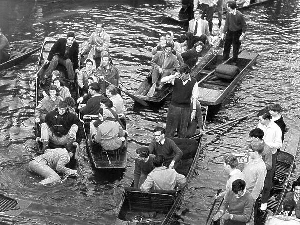 FILE PHOTOS: Oxford, Oxfordshire, UK. 1st May, 1959. Oxford May Day 01.05.1959. Revellers out in punts, on the River Cherwell by Magdalen Bridge