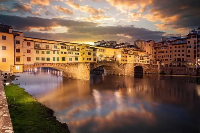 Framed Print : Florence, Italy at the Ponte Vecchio Bridge crossing the Arno River at twilight Framed Print : Florence, Italy at the Ponte Vecchio Bridge crossing the Arno River at twilight