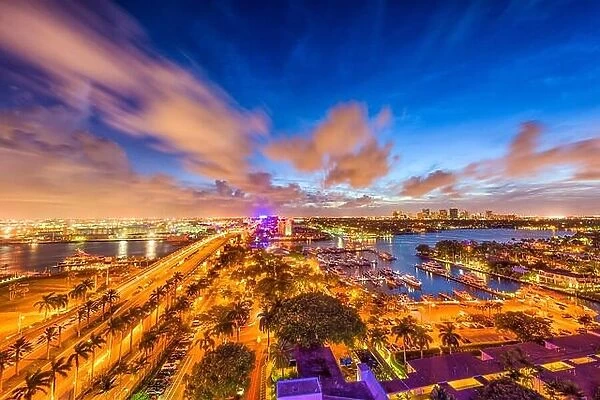 Fort Lauderdale, Florida, USA cityscape at twilight