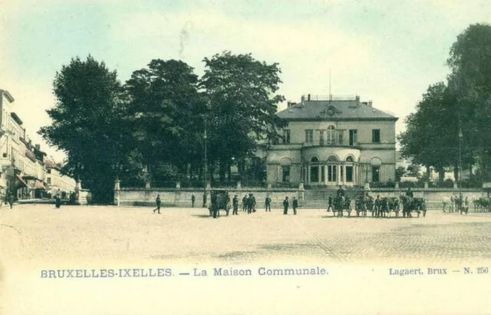 Framed Print : Français : La maison communale d'Ixelles Framed Print : Français : La maison communale d'Ixelles