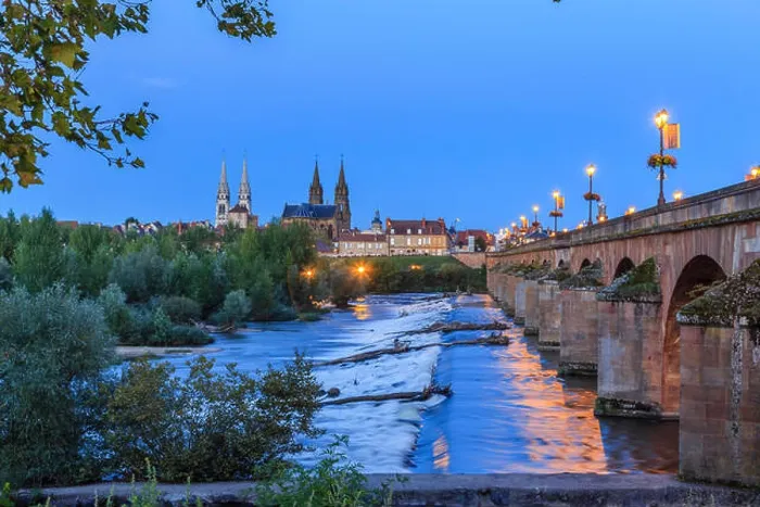 Framed Print : France, Allier (03), Moulins, la ville le soir vu depuis la rive gauche de l'Allier et le pont Régemortes  /  /  France