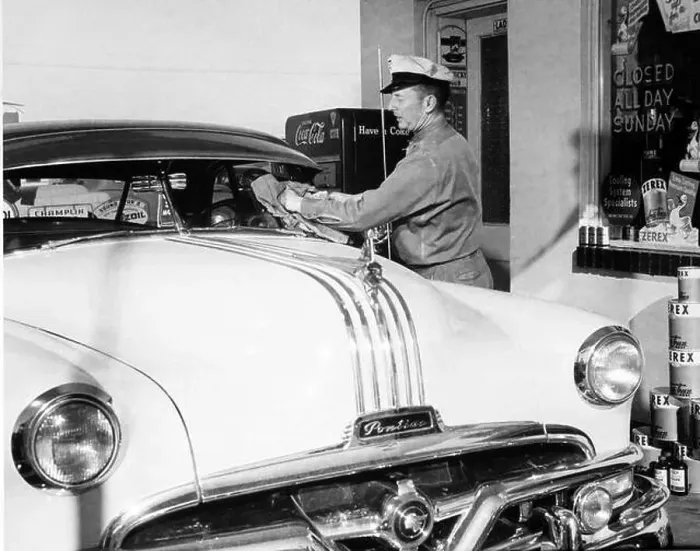 Framed Print : Gas station attendant cleaning a car, 1952 Framed Print : Gas station attendant cleaning a car, 1952