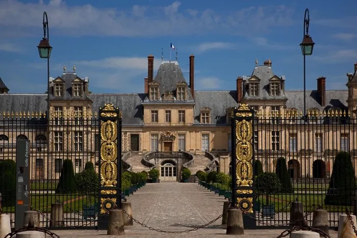 Framed Print : Gate of Honour, west elevation, Whitehorse courtyard, Fontainebleau Palace chateau, Paris, France Framed Print : Gate of Honour, west elevation, Whitehorse courtyard, Fontainebleau Palace chateau, Paris, France