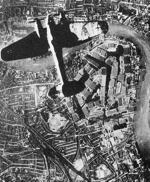 Framed Print : German air raid over central London 1940, Blitz, World War II Framed Print : German air raid over central London 1940, Blitz, World War II