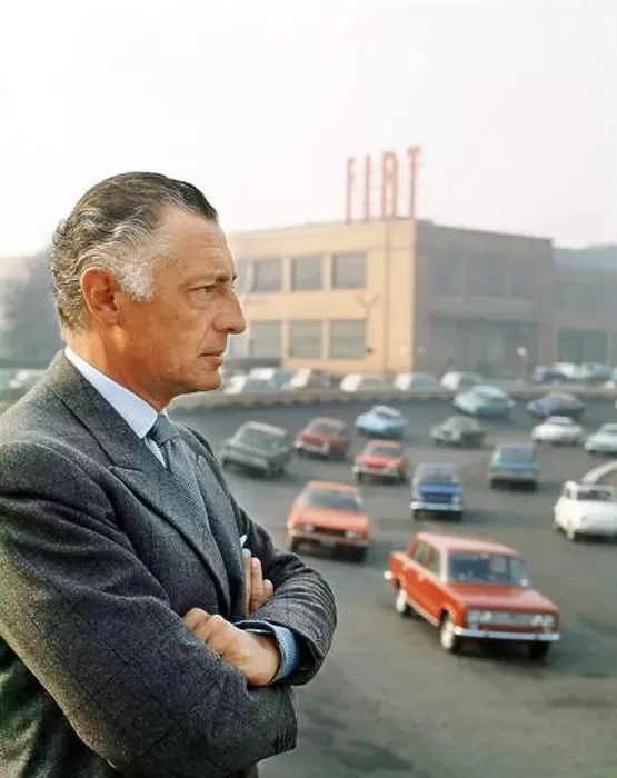 Framed Print : Gianni Agnelli presso lo stabilimento Fiat Mirafiori, Torino 1970 Framed Print : Gianni Agnelli presso lo stabilimento Fiat Mirafiori, Torino 1970