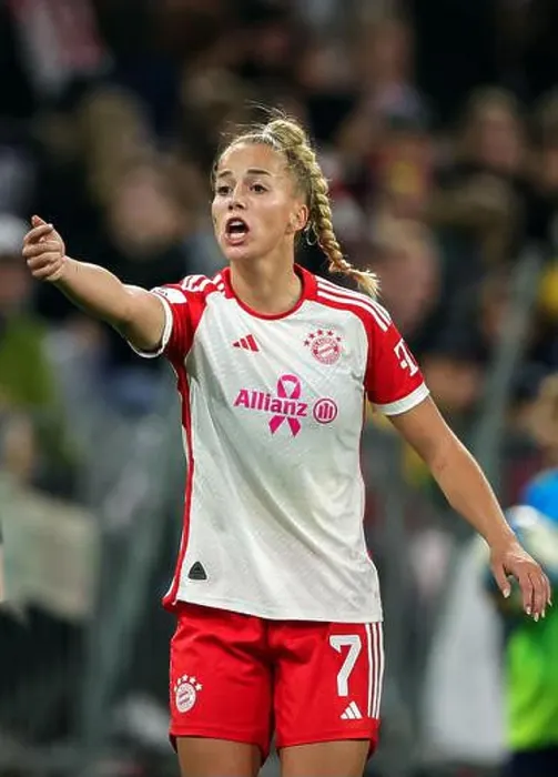 Framed Print : Giulia Gwinn of FC Bayern Muenchen FC Bayern Muenchen Frauen vs v Eintracht Frankfurt Fussball 1 Framed Print : Giulia Gwinn of FC Bayern Muenchen FC Bayern Muenchen Frauen vs v Eintracht Frankfurt Fussball 1