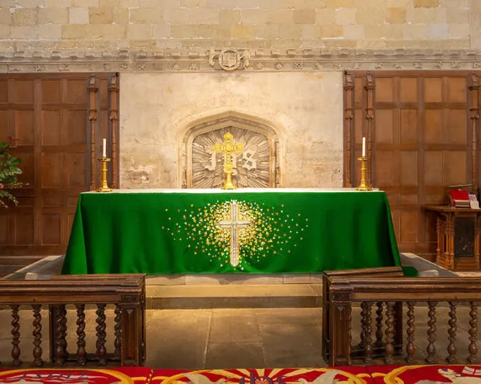 Framed Print : Green cloth on altar in sanctuary inside the abbey church Malmesbury, Wiltshire, England, Uk Framed Print : Green cloth on altar in sanctuary inside the abbey church Malmesbury, Wiltshire, England, Uk
