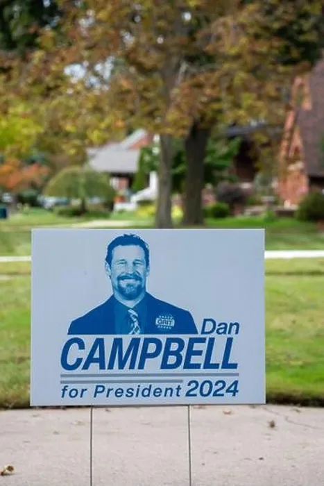 Framed Print : Grosse Pointe Park, Michigan, USA. 1st Oct, 2024. Lawn signs are popping up in the Detroit area supporting Detroit Lions coach Dan Campbell for Framed Print : Grosse Pointe Park, Michigan, USA. 1st Oct, 2024. Lawn signs are popping up in the Detroit area supporting Detroit Lions coach Dan Campbell for