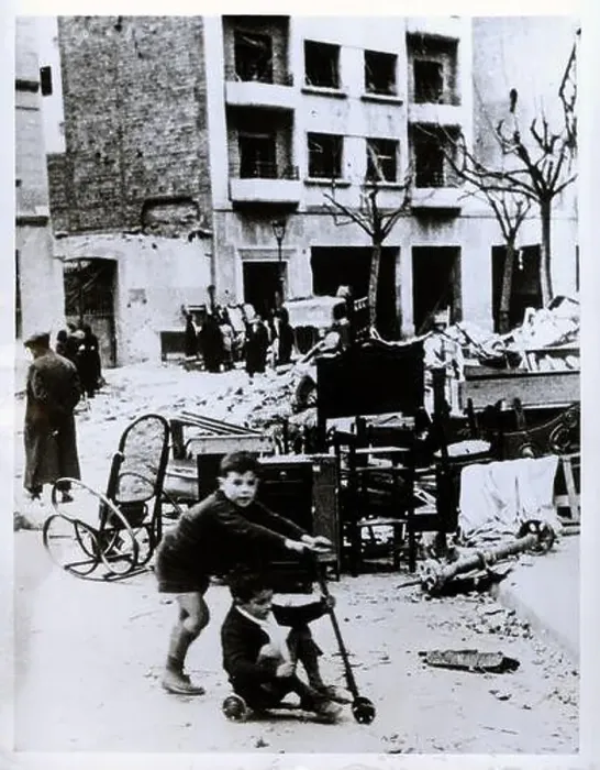 Framed Print : Guerra civil española. Niños jugando con un patinete entre las ruinas de un bombardeo. Año 1938 Framed Print : Guerra civil española. Niños jugando con un patinete entre las ruinas de un bombardeo. Año 1938