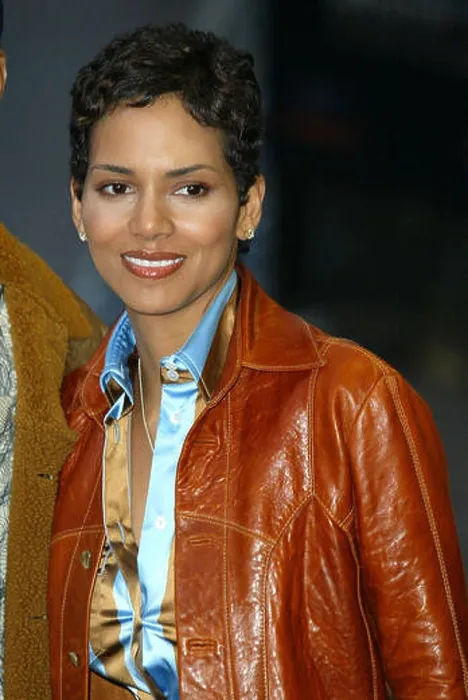 Framed Print : HALLE BERRY STAR WARS PREMIERE LONDON ODEON LEICESTER SQUARE LONDON ENGLAND 14 May 2002 Framed Print : HALLE BERRY STAR WARS PREMIERE LONDON ODEON LEICESTER SQUARE LONDON ENGLAND 14 May 2002