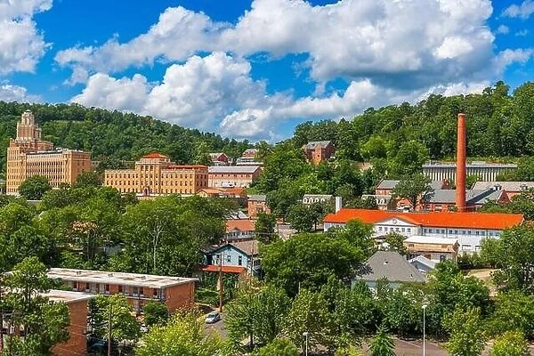 Hot Springs, Arkansas, USA town skyline in the mountains