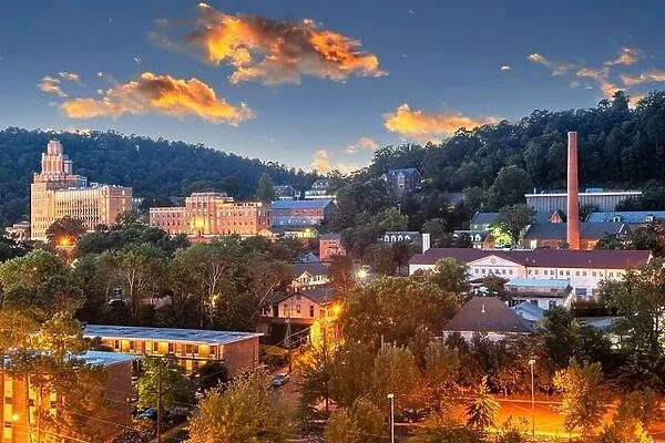 Hot Springs, Arkansas, USA townscape at dusk in the mountains