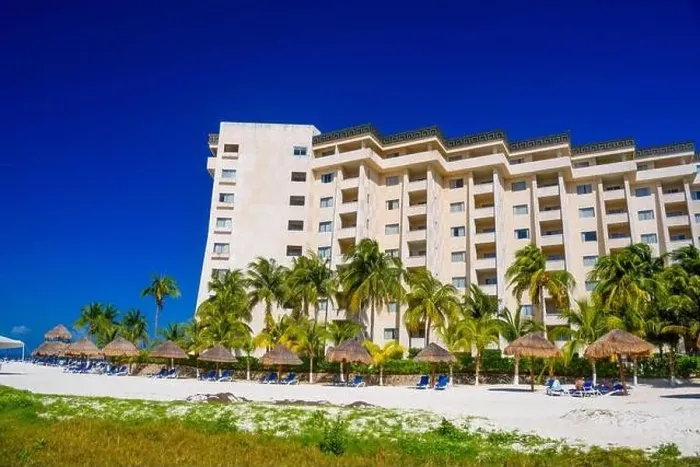 Framed Print : Hotel on the sandy beach on a sunny day in Cancun, Yukatan, Mexico Framed Print : Hotel on the sandy beach on a sunny day in Cancun, Yukatan, Mexico