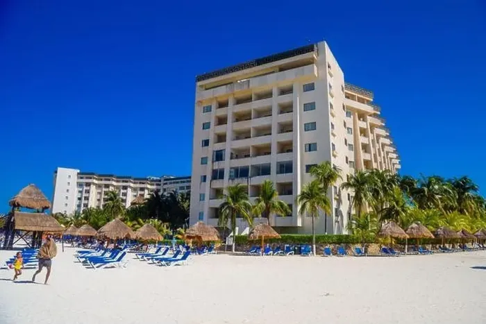 Framed Print : Hotel on the sandy beach on a sunny day in Cancun, Yukatan, Mexico Framed Print : Hotel on the sandy beach on a sunny day in Cancun, Yukatan, Mexico