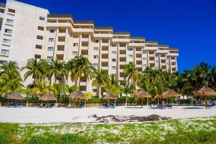 Framed Print : Hotel on the sandy beach on a sunny day in Cancun, Yukatan, Mexico Framed Print : Hotel on the sandy beach on a sunny day in Cancun, Yukatan, Mexico
