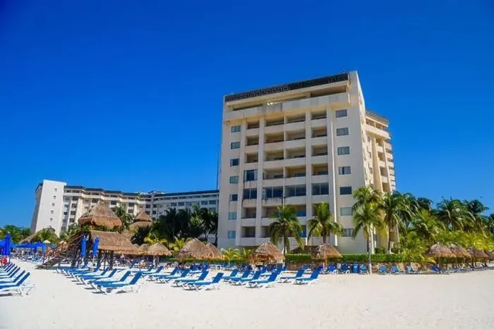 Framed Print : Hotel on the sandy beach on a sunny day in Cancun, Yukatan, Mexico Framed Print : Hotel on the sandy beach on a sunny day in Cancun, Yukatan, Mexico