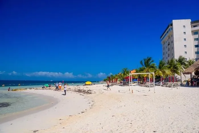 Framed Print : Hotel on the sandy beach on a sunny day in Cancun, Yukatan, Mexico Framed Print : Hotel on the sandy beach on a sunny day in Cancun, Yukatan, Mexico