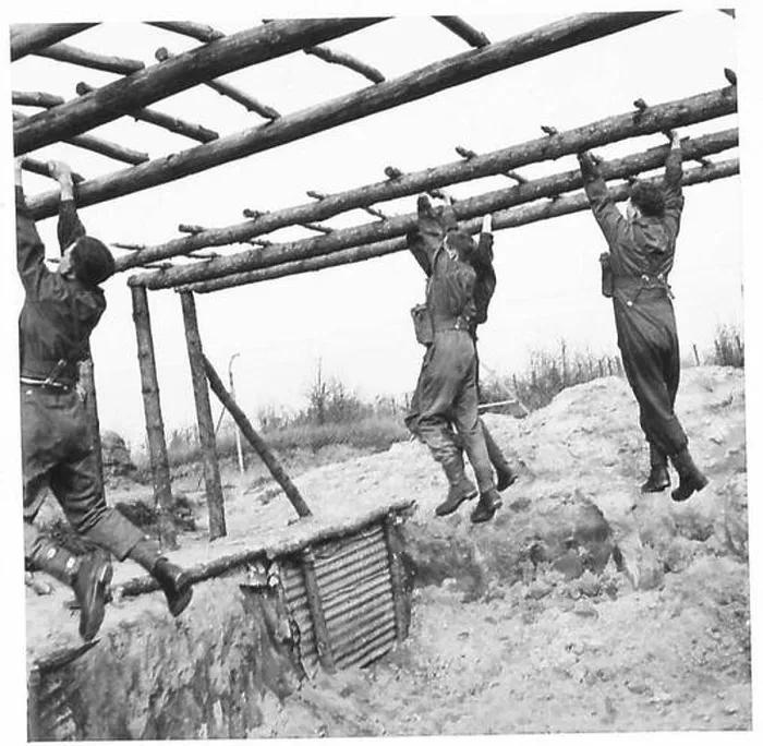 Framed Print : H.R.H. DUKE OF GLOUCESTER VISITS M.T. BATTALIONS IN NORTHERN COMMAND - Riflemen going over an obstacle course, British Army Framed Print : H.R.H. DUKE OF GLOUCESTER VISITS M.T. BATTALIONS IN NORTHERN COMMAND - Riflemen going over an obstacle course, British Army