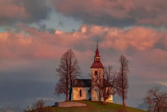 Framed Print : Iconic church of Saint Thomas at morning dawn