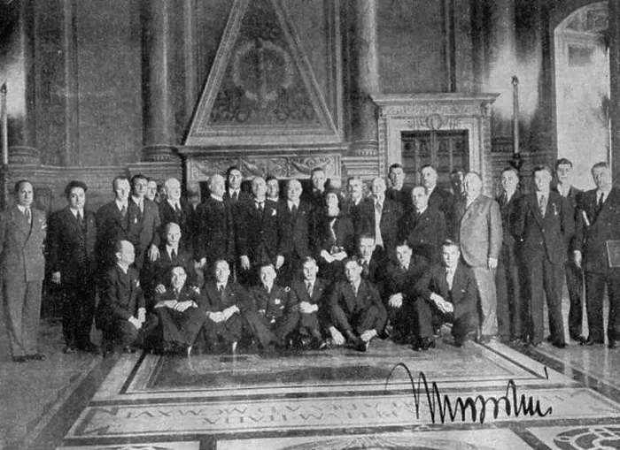 Framed Print : Il Duce poses, FA tour, Palazzo di Venezia, Rome, Italy, 1933 Framed Print : Il Duce poses, FA tour, Palazzo di Venezia, Rome, Italy, 1933