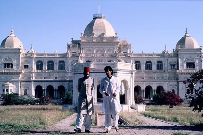 Framed Print : Imran Khan visits Nawab Fallahuddin at his dilapidated palace at Bahwalpur Framed Print : Imran Khan visits Nawab Fallahuddin at his dilapidated palace at Bahwalpur