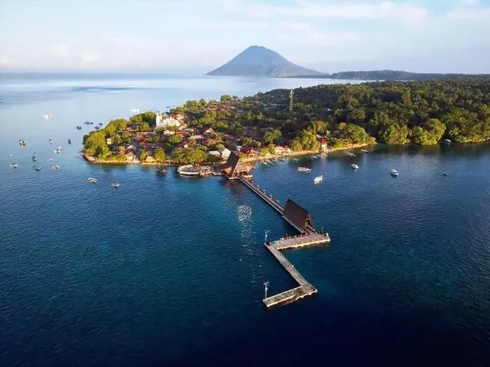 Framed Print : Indonesia Bunaken - Drone view Bunaken Island with coral reef jetty and Manadotua Island Framed Print : Indonesia Bunaken - Drone view Bunaken Island with coral reef jetty and Manadotua Island