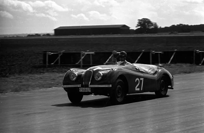 Framed Print : A Jaguar XK120 racing in the International Trophy at Silverstone, England 1950 Framed Print : A Jaguar XK120 racing in the International Trophy at Silverstone, England 1950