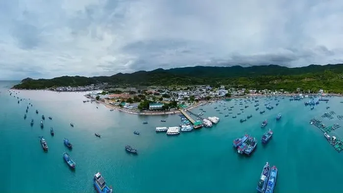 Framed Print : January 24, 2023: panoramic view of Vinh Luong fishing port, Nha Trang city, Khanh Hoa province, Vietnam Framed Print : January 24, 2023: panoramic view of Vinh Luong fishing port, Nha Trang city, Khanh Hoa province, Vietnam