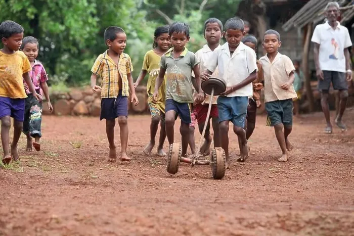 Framed Print : Katkari tribal children playing on the street, Karambali village, Maharashtra, India Framed Print : Katkari tribal children playing on the street, Karambali village, Maharashtra, India