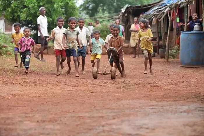 Framed Print : Katkari tribal children playing on the street, Karambali village, Maharashtra, India Framed Print : Katkari tribal children playing on the street, Karambali village, Maharashtra, India