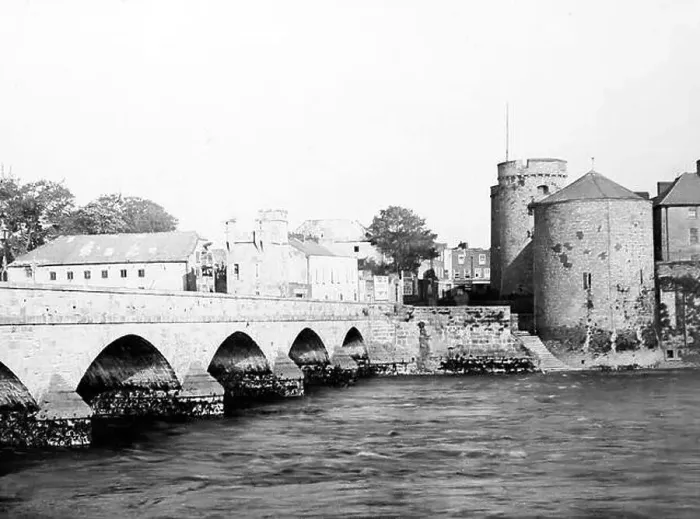 Framed Print : King John's Castle, Limerick, Ireland, Victoria period Framed Print : King John's Castle, Limerick, Ireland, Victoria period