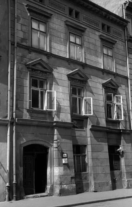 Framed Print : Kraków, 1947. Kamienica przy ul Framed Print : Kraków, 1947. Kamienica przy ul