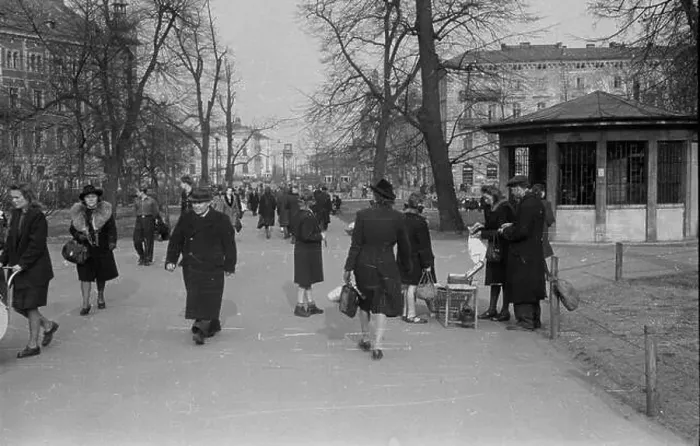Framed Print : Kraków, 1947, wiosna. Wygl¹d dawnej stolicy Polski po dwóch latach od zakoñczenia II wojny œwiatowej Framed Print : Kraków, 1947, wiosna. Wygl¹d dawnej stolicy Polski po dwóch latach od zakoñczenia II wojny œwiatowej