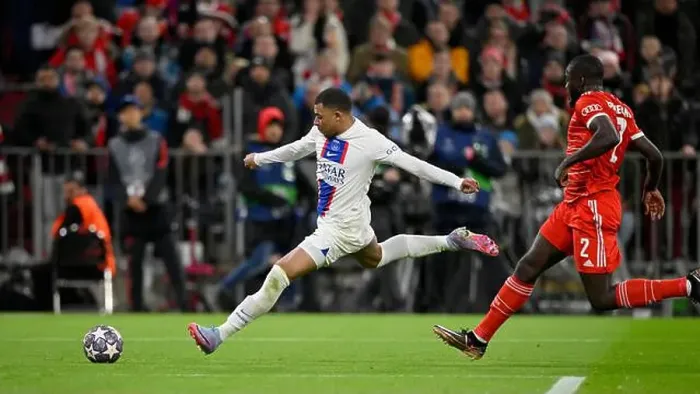 Framed Print : Kylian Mbappe Lottin FC Paris Saint-Germain PSG (07) on the ball Framed Print : Kylian Mbappe Lottin FC Paris Saint-Germain PSG (07) on the ball