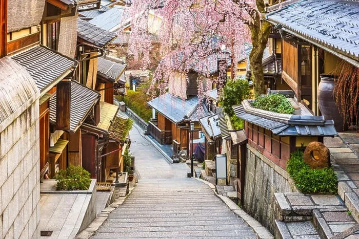 Framed Print : Kyoto, Japan at Higashiyama district in springtime Framed Print : Kyoto, Japan at Higashiyama district in springtime