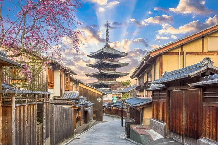 Framed Print : Kyoto, Japan spring in Higashiyama district Framed Print : Kyoto, Japan spring in Higashiyama district