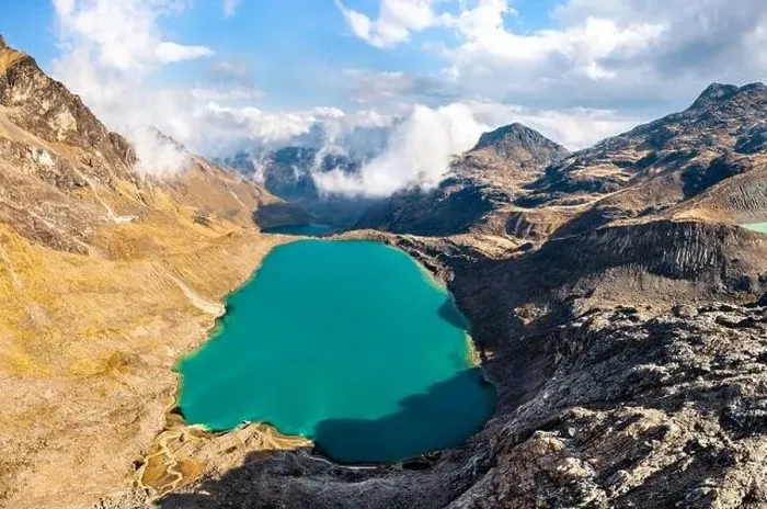 Framed Print : Lake at the Huaytapallana mountain range in Huancayo, Peru Framed Print : Lake at the Huaytapallana mountain range in Huancayo, Peru