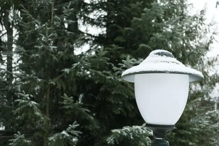 Framed Print : Lamp post in snowy day, space for text Framed Print : Lamp post in snowy day, space for text