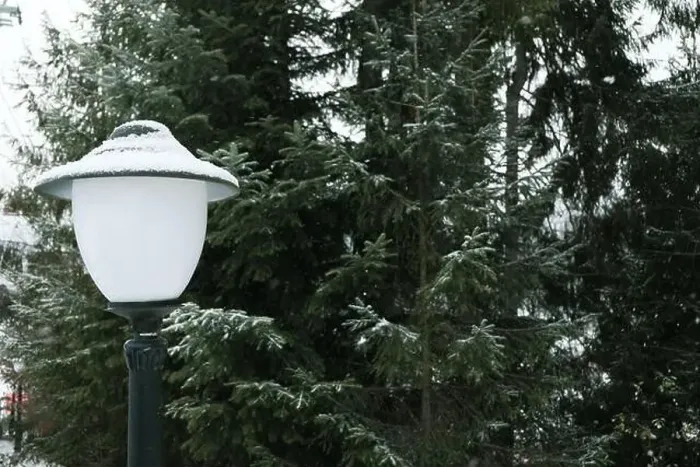 Framed Print : Lamp post in snowy day, space for text Framed Print : Lamp post in snowy day, space for text