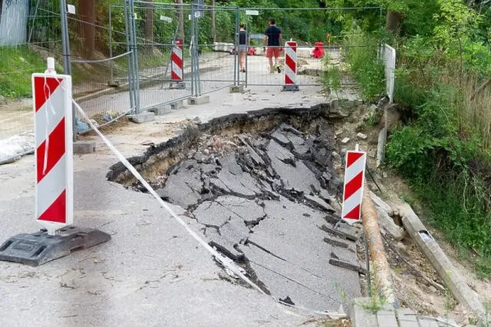 Framed Print : Landslide place on Sienkiewicza Street in Gdynia, Poland. 2nd August 2017 © Wojciech Strozyk / Alamy Stock Photo Framed Print : Landslide place on Sienkiewicza Street in Gdynia, Poland. 2nd August 2017 © Wojciech Strozyk / Alamy Stock Photo